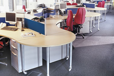 Workstation cluster with desktop screens