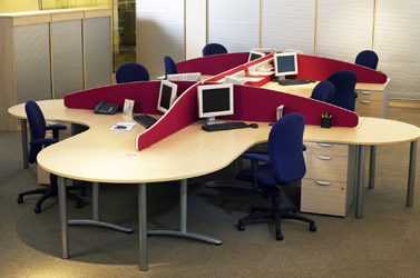 Workstation cluster with desktop screens